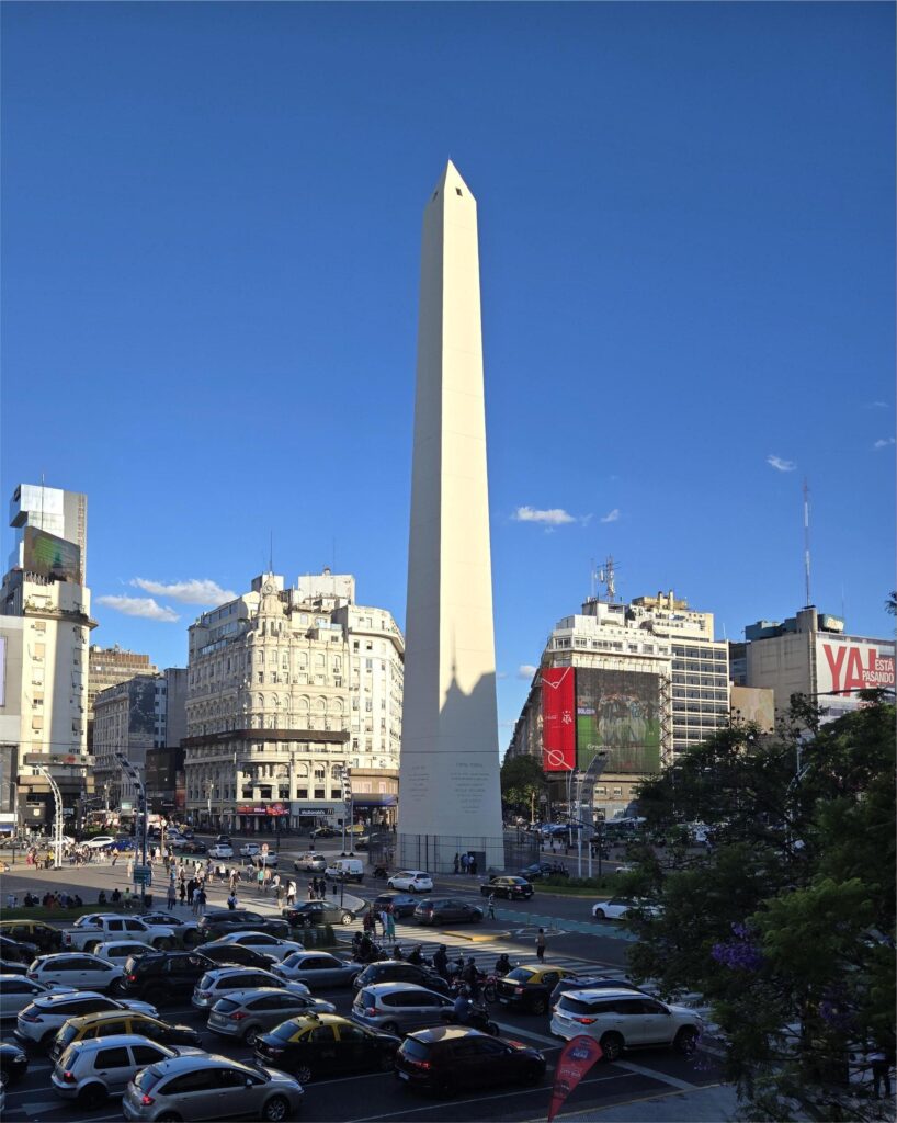 obelisco di Buenos Aires con traffico sull avenida 9 de julio