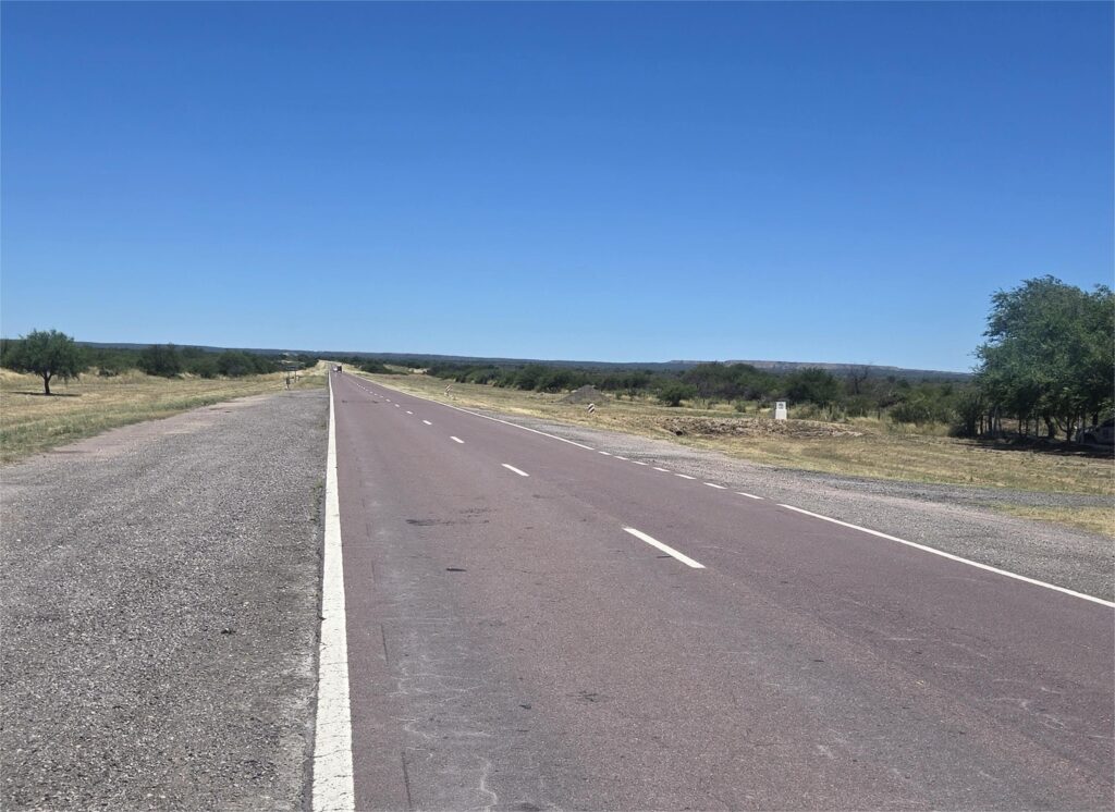 strada argentina con cielo aperto durante viaggio on the road