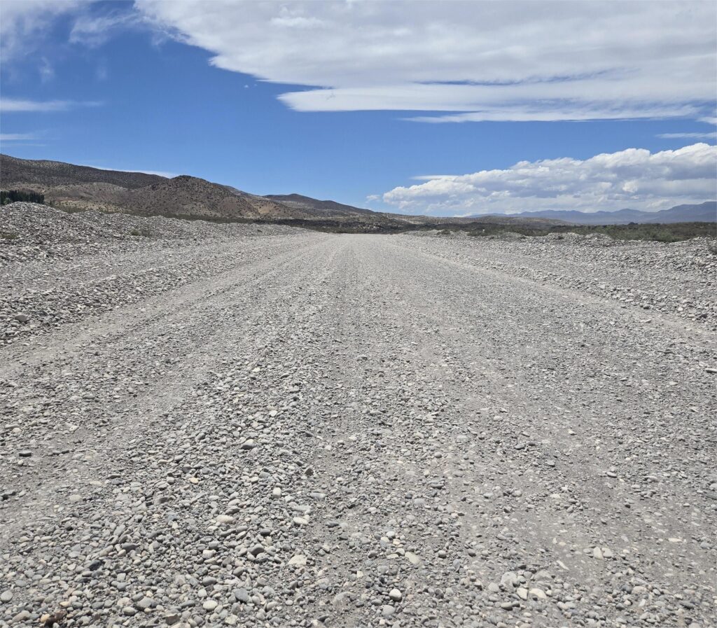 strada argentina con fondo in ripio lungo la Ruta 40