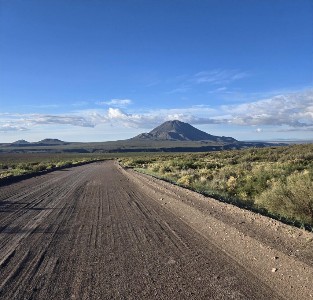 strada sterrata in Argentina con vulcano sullo sfondo