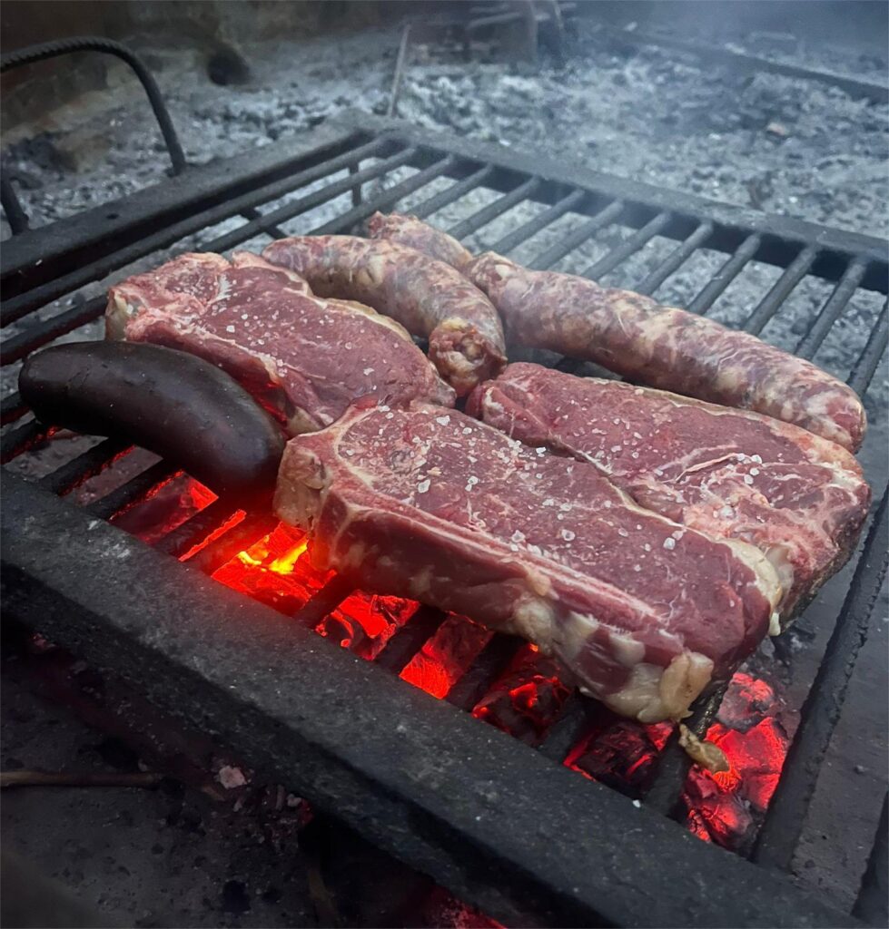 parilla argentina con bistecche, salsicce e morcilla